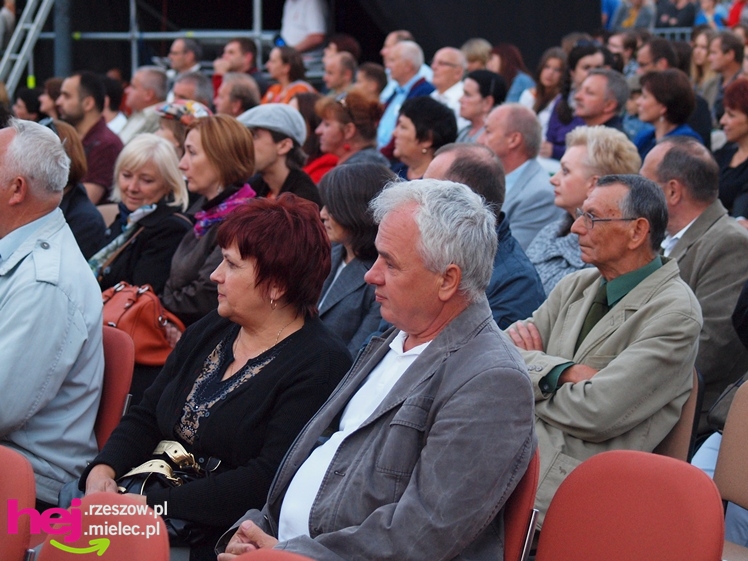 Czadowy początek Festiwalu. Szkoci zelektryzowali mielecką widownię - część 1 zdjęć