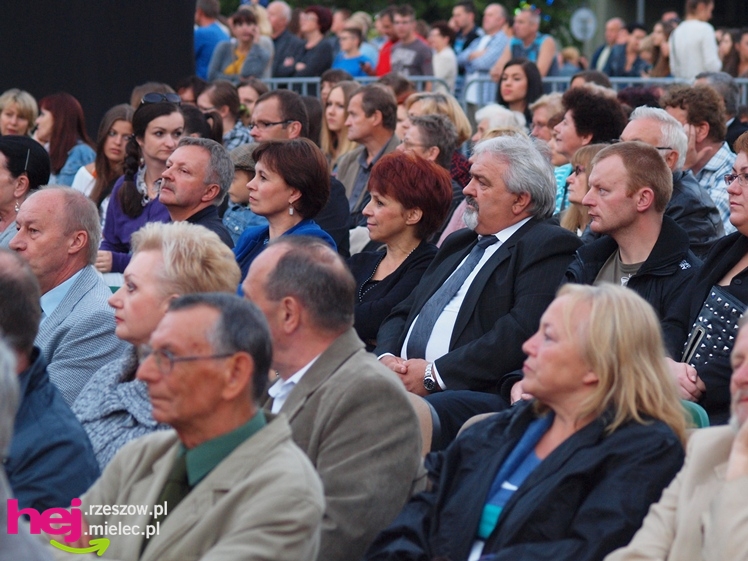 Czadowy początek Festiwalu. Szkoci zelektryzowali mielecką widownię - część 1 zdjęć