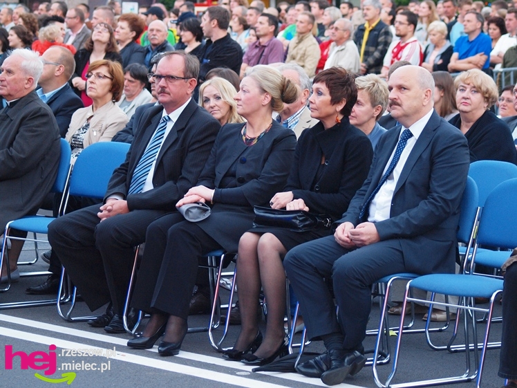 Czadowy początek Festiwalu. Szkoci zelektryzowali mielecką widownię - część 1 zdjęć
