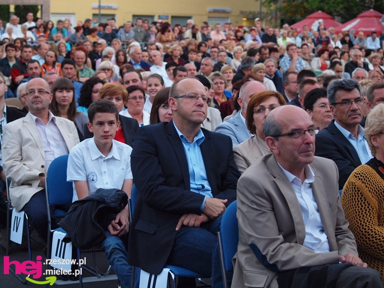 Czadowy początek Festiwalu. Szkoci zelektryzowali mielecką widownię - część 1 zdjęć