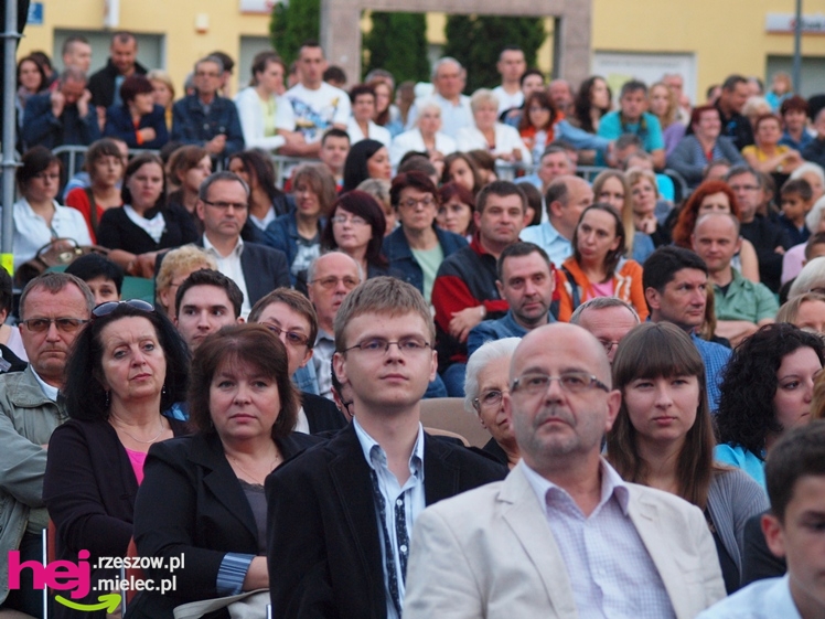 Czadowy początek Festiwalu. Szkoci zelektryzowali mielecką widownię - część 1 zdjęć