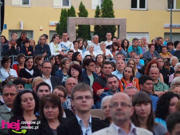 Czadowy początek Festiwalu. Szkoci zelektryzowali mielecką widownię - część 1 zdjęć