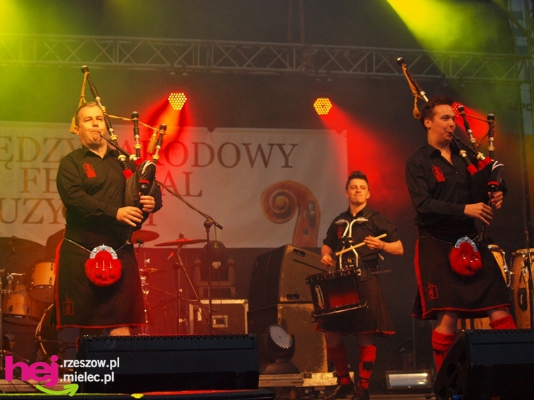 Czadowy początek Festiwalu. Szkoci zelektryzowali mielecką widownię - część 1 zdjęć