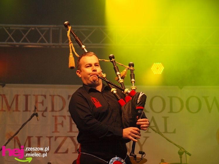 Czadowy początek Festiwalu. Szkoci zelektryzowali mielecką widownię - część 1 zdjęć