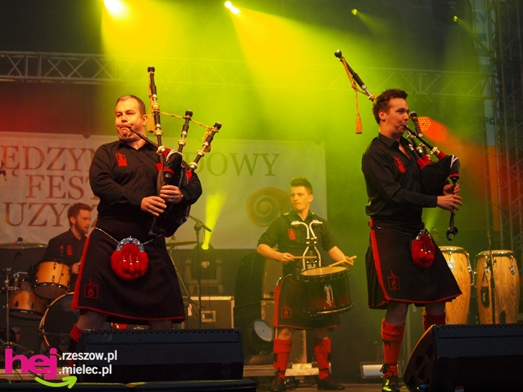Czadowy początek Festiwalu. Szkoci zelektryzowali mielecką widownię - część 1 zdjęć
