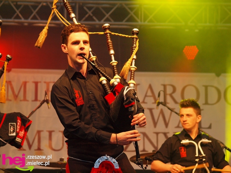 Czadowy początek Festiwalu. Szkoci zelektryzowali mielecką widownię - część 1 zdjęć