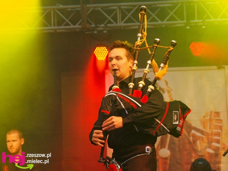 Czadowy początek Festiwalu. Szkoci zelektryzowali mielecką widownię - część 1 zdjęć