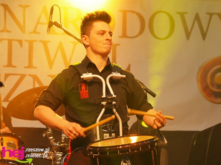 Czadowy początek Festiwalu. Szkoci zelektryzowali mielecką widownię - część 1 zdjęć