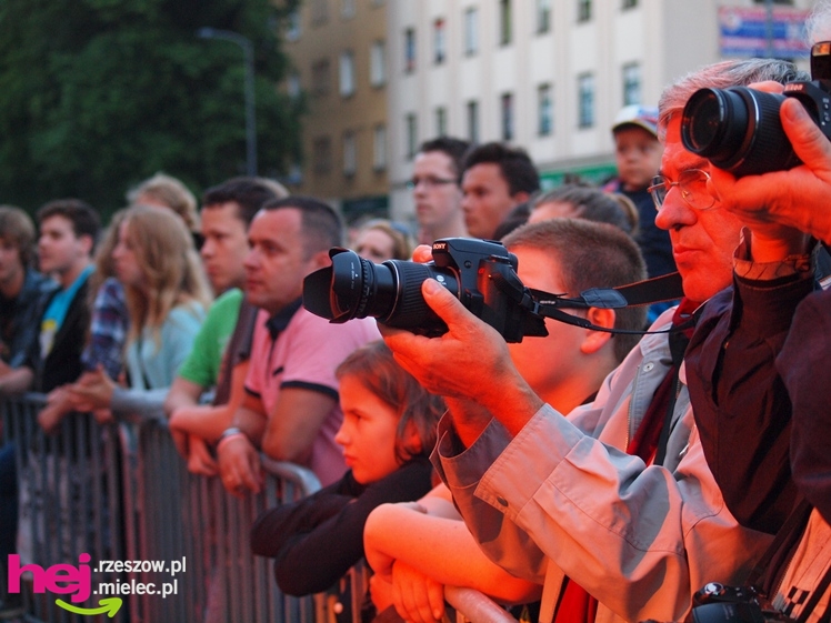 Czadowy początek Festiwalu. Szkoci zelektryzowali mielecką widownię - część 1 zdjęć