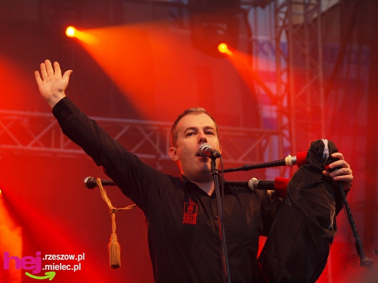 Czadowy początek Festiwalu. Szkoci zelektryzowali mielecką widownię - część 1 zdjęć