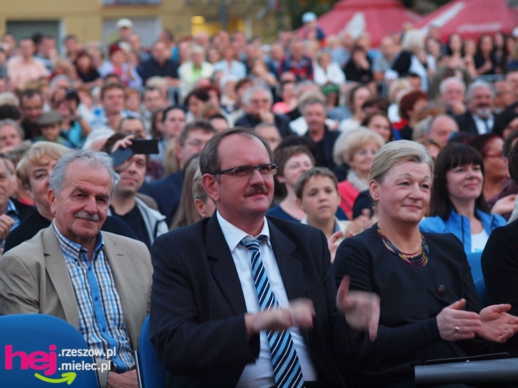 Czadowy początek Festiwalu. Szkoci zelektryzowali mielecką widownię - część 1 zdjęć