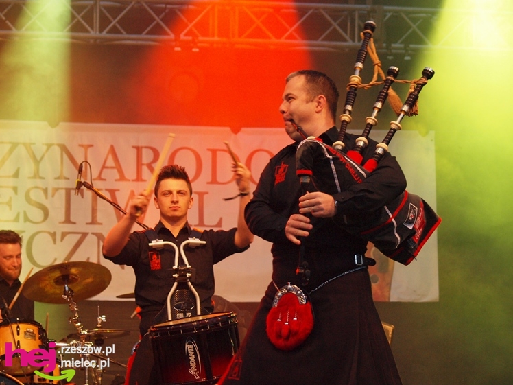 Czadowy początek Festiwalu. Szkoci zelektryzowali mielecką widownię - część 1 zdjęć
