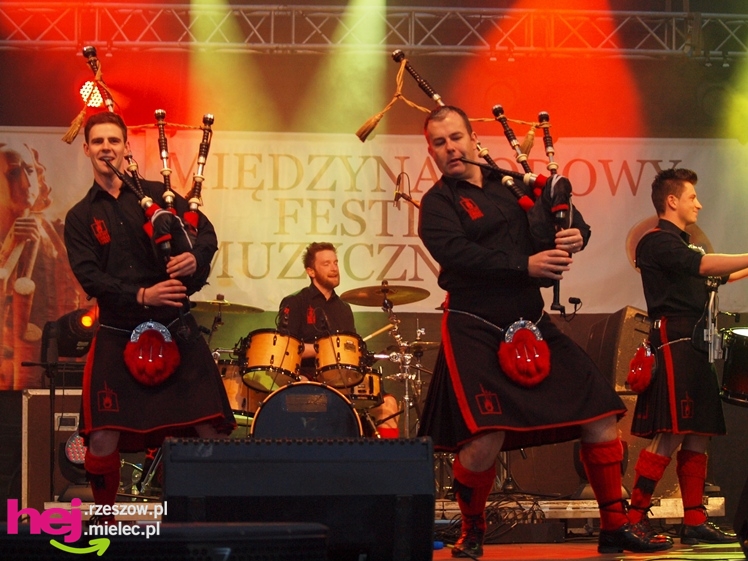 Czadowy początek Festiwalu. Szkoci zelektryzowali mielecką widownię - część 1 zdjęć