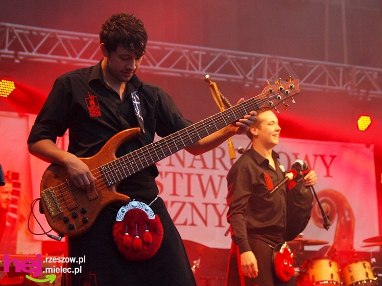 Czadowy początek Festiwalu. Szkoci zelektryzowali mielecką widownię - część 1 zdjęć