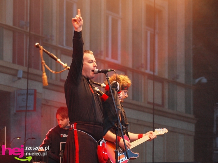Czadowy początek Festiwalu. Szkoci zelektryzowali mielecką widownię - część 1 zdjęć