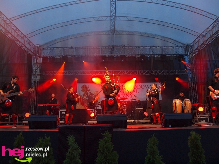 Czadowy początek Festiwalu. Szkoci zelektryzowali mielecką widownię - część 1 zdjęć