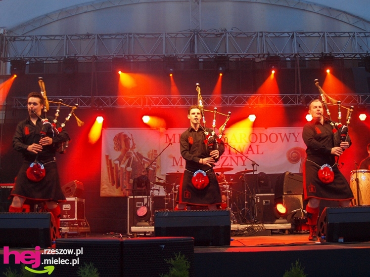 Czadowy początek Festiwalu. Szkoci zelektryzowali mielecką widownię - część 1 zdjęć