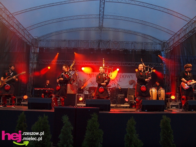 Czadowy początek Festiwalu. Szkoci zelektryzowali mielecką widownię - część 1 zdjęć