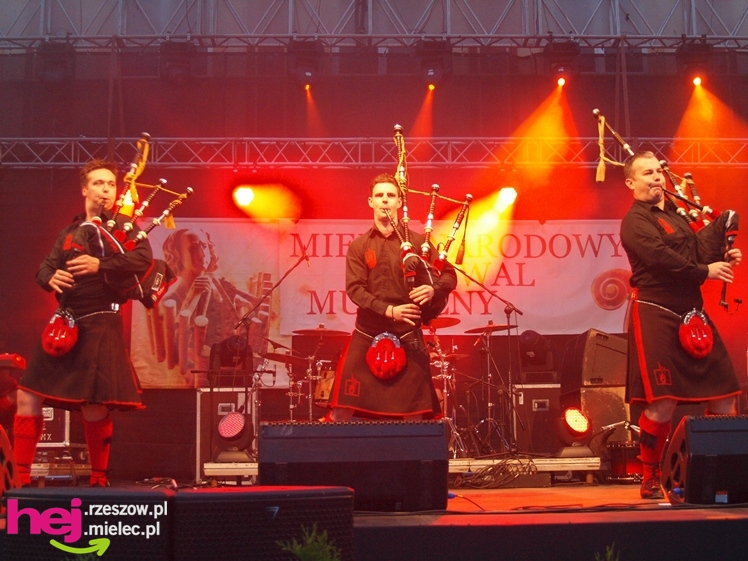 Czadowy początek Festiwalu. Szkoci zelektryzowali mielecką widownię - część 1 zdjęć