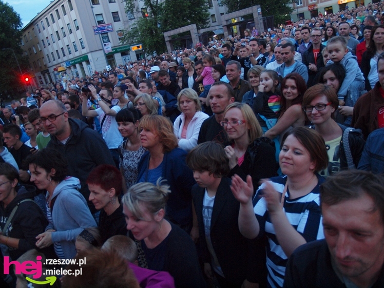 Czadowy początek Festiwalu. Szkoci zelektryzowali mielecką widownię - część 1 zdjęć