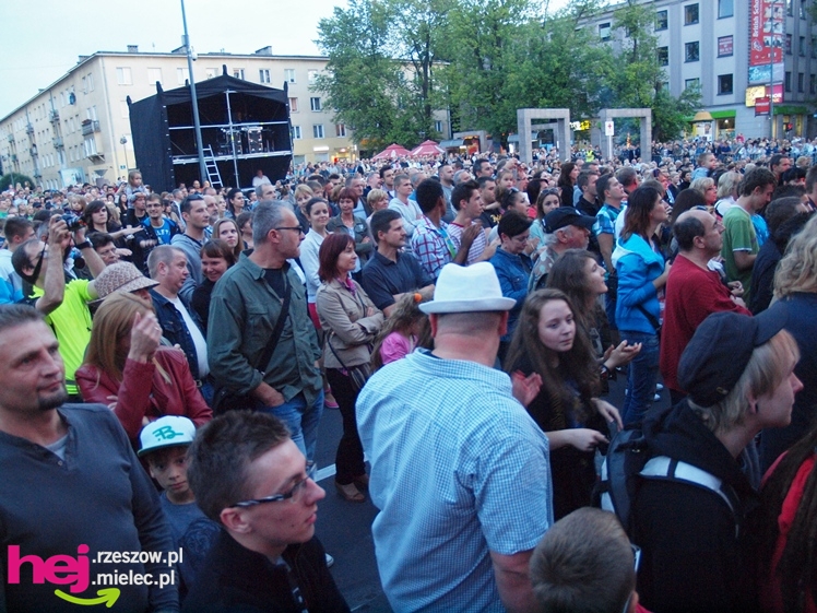 Czadowy początek Festiwalu. Szkoci zelektryzowali mielecką widownię - część 1 zdjęć