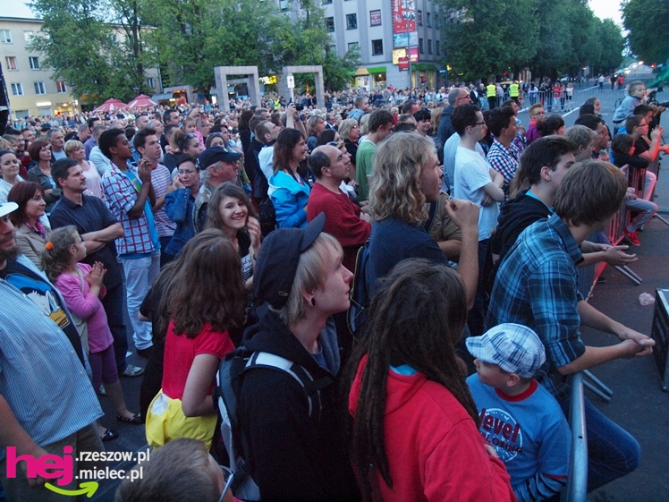 Czadowy początek Festiwalu. Szkoci zelektryzowali mielecką widownię - część 1 zdjęć