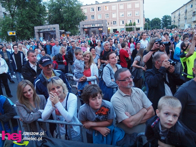 Czadowy początek Festiwalu. Szkoci zelektryzowali mielecką widownię - część 1 zdjęć