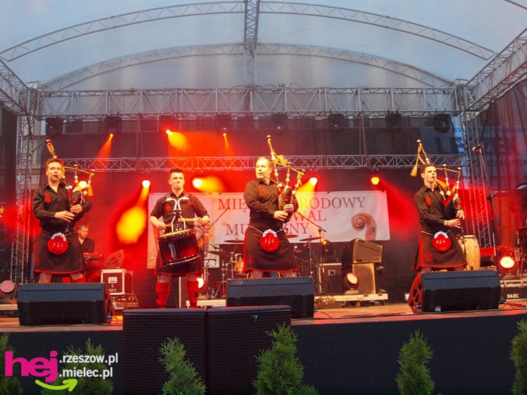Czadowy początek Festiwalu. Szkoci zelektryzowali mielecką widownię - część 1 zdjęć