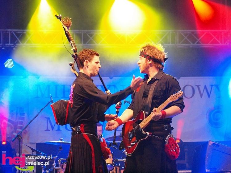 Czadowy początek Festiwalu. Szkoci zelektryzowali mielecką widownię - część 1 zdjęć