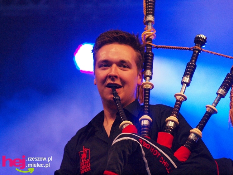 Czadowy początek Festiwalu. Szkoci zelektryzowali mielecką widownię - część 1 zdjęć