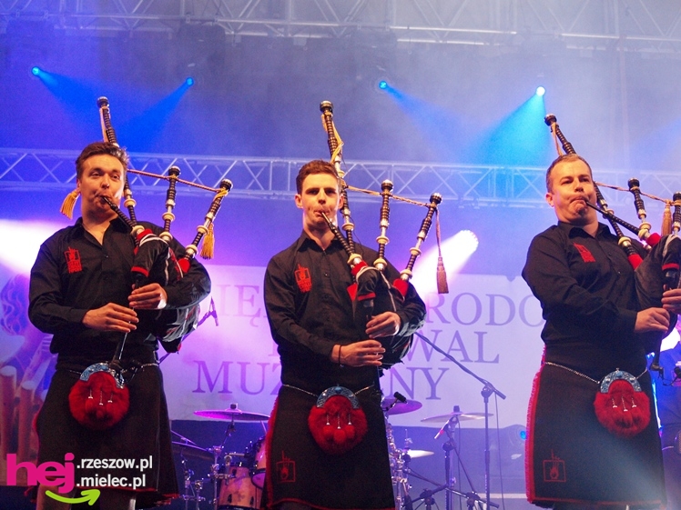 Czadowy początek Festiwalu. Szkoci zelektryzowali mielecką widownię - część 1 zdjęć