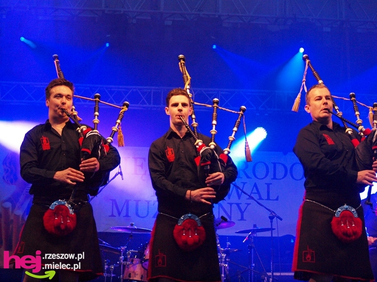 Czadowy początek Festiwalu. Szkoci zelektryzowali mielecką widownię - część 1 zdjęć