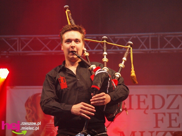 Czadowy początek Festiwalu. Szkoci zelektryzowali mielecką widownię - część 1 zdjęć
