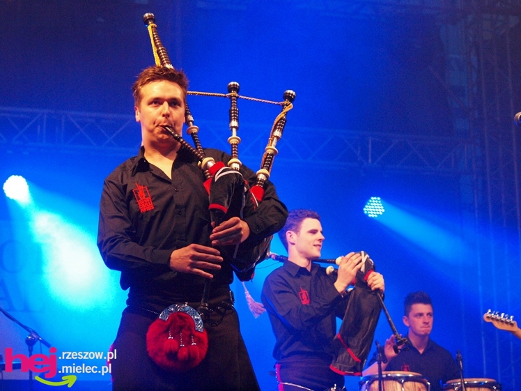 Czadowy początek Festiwalu. Szkoci zelektryzowali mielecką widownię - część 1 zdjęć