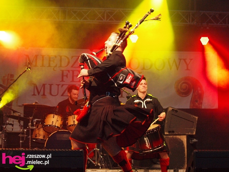 Czadowy początek Festiwalu. Szkoci zelektryzowali mielecką widownię - część 1 zdjęć