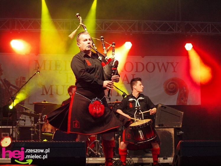 Czadowy początek Festiwalu. Szkoci zelektryzowali mielecką widownię - część 1 zdjęć