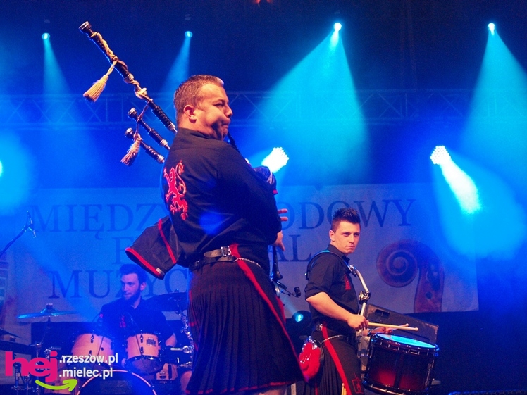 Czadowy początek Festiwalu. Szkoci zelektryzowali mielecką widownię - część 1 zdjęć