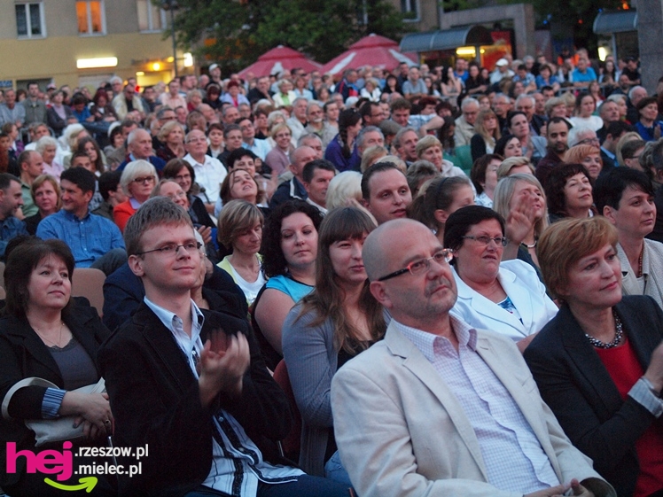 Czadowy początek Festiwalu. Szkoci zelektryzowali mielecką widownię - część 1 zdjęć