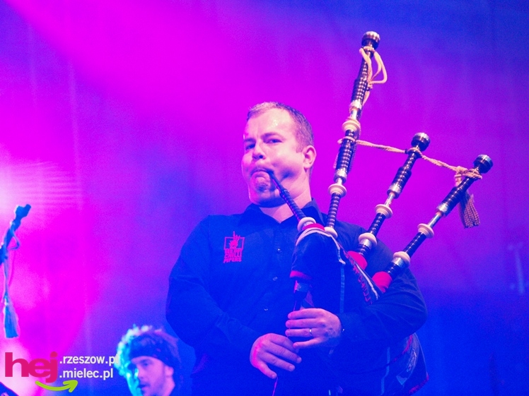 Czadowy początek Festiwalu. Szkoci zelektryzowali mielecką widownię - część 1 zdjęć