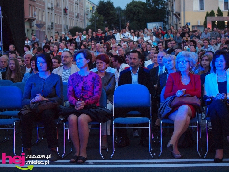 Czadowy początek Festiwalu. Szkoci zelektryzowali mielecką widownię - część 1 zdjęć