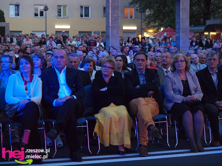 Czadowy początek Festiwalu. Szkoci zelektryzowali mielecką widownię - część 1 zdjęć