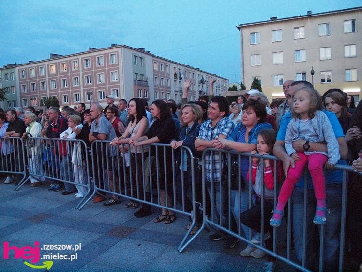 Czadowy początek Festiwalu. Szkoci zelektryzowali mielecką widownię - część 1 zdjęć