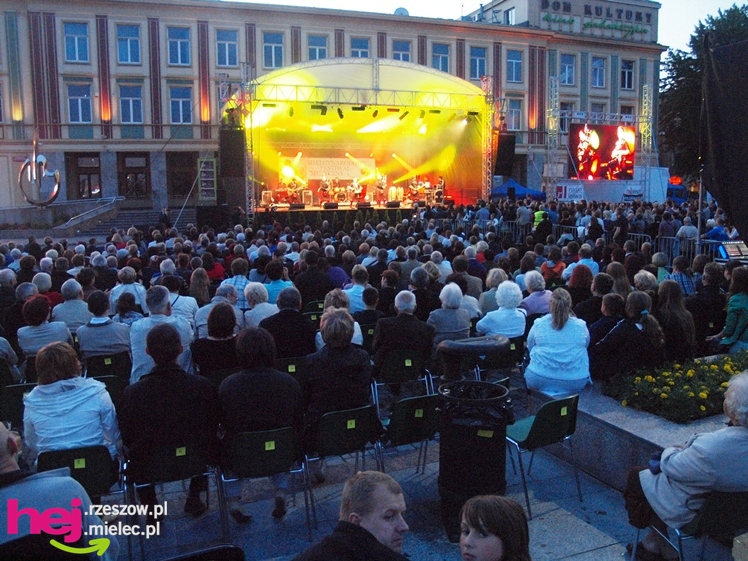 Czadowy początek Festiwalu. Szkoci zelektryzowali mielecką widownię - część 1 zdjęć