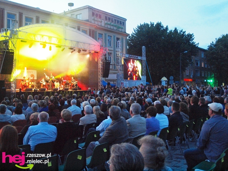 Czadowy początek Festiwalu. Szkoci zelektryzowali mielecką widownię - część 1 zdjęć