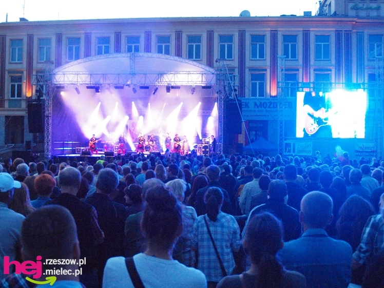 Czadowy początek Festiwalu. Szkoci zelektryzowali mielecką widownię - część 1 zdjęć