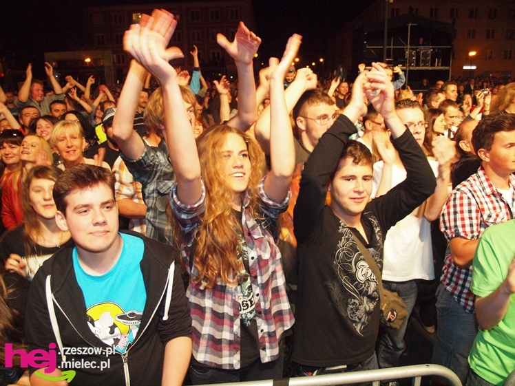 Czadowy początek Festiwalu. Szkoci zelektryzowali mielecką widownię - część 2 zdjęć