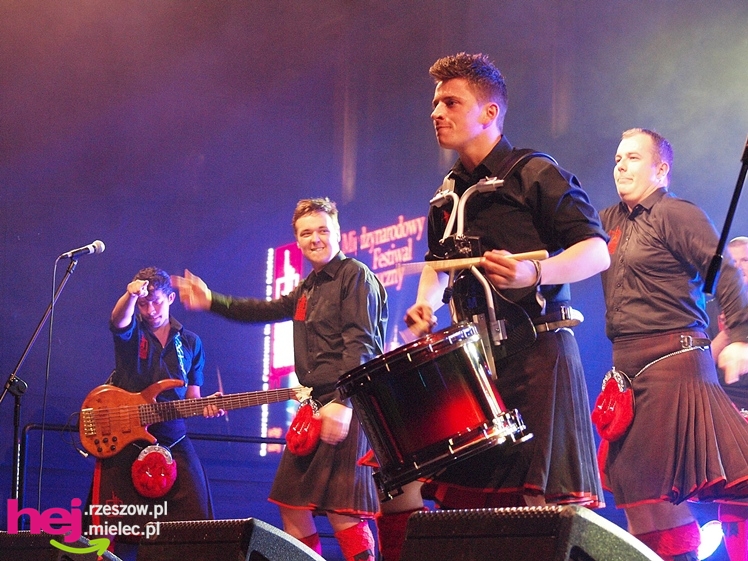 Czadowy początek Festiwalu. Szkoci zelektryzowali mielecką widownię - część 2 zdjęć