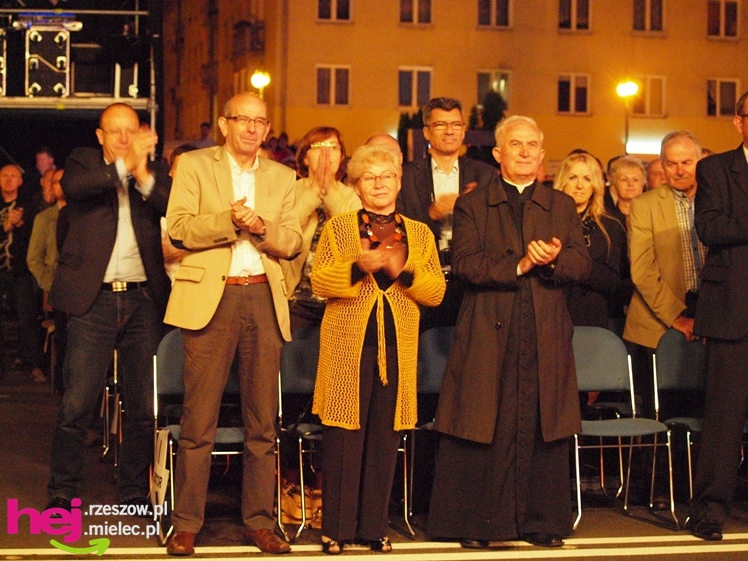 Czadowy początek Festiwalu. Szkoci zelektryzowali mielecką widownię - część 2 zdjęć