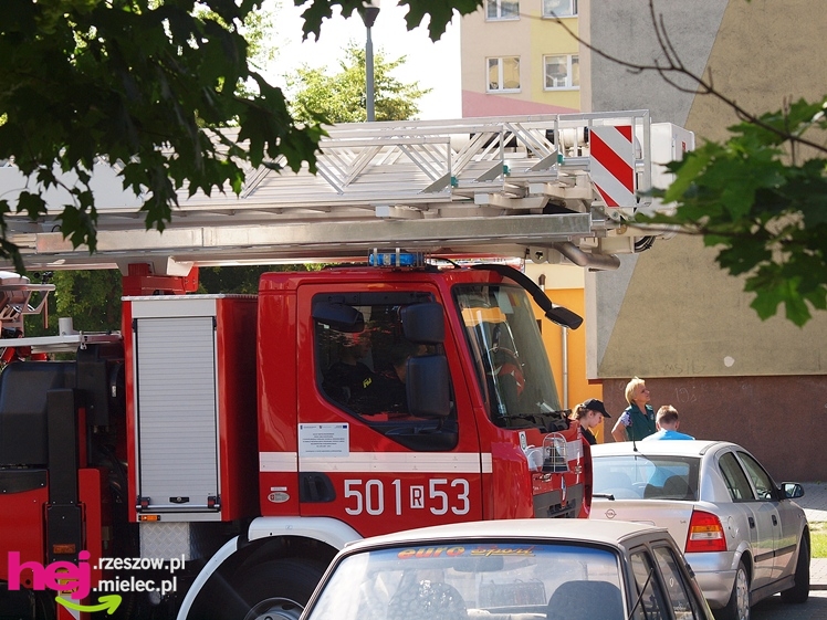 Chciał skoczyć z wieżowca. Policjanci podjęli negocjacje