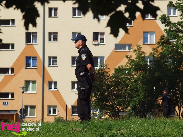Chciał skoczyć z wieżowca. Policjanci podjęli negocjacje